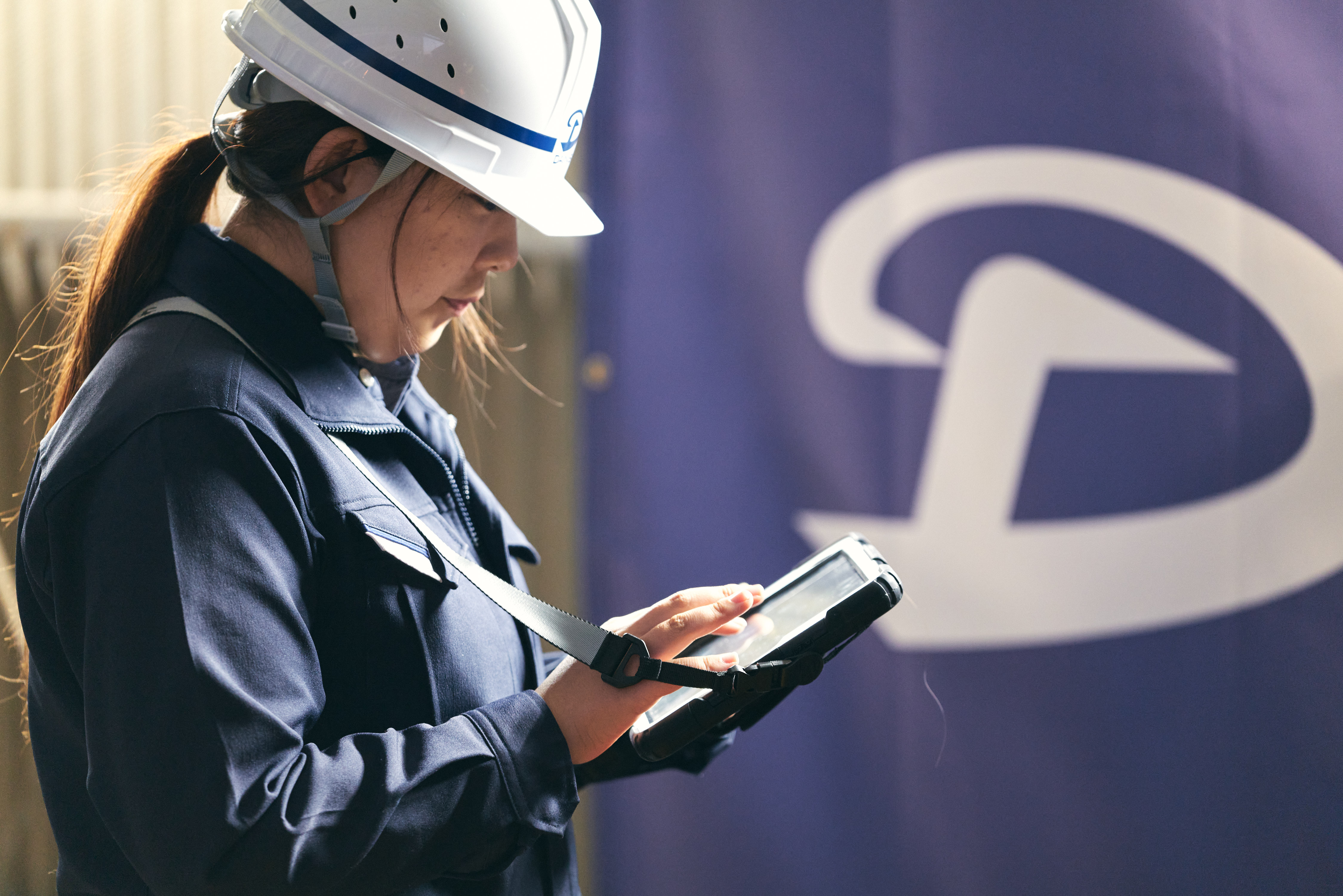 女性社員が作業をしている